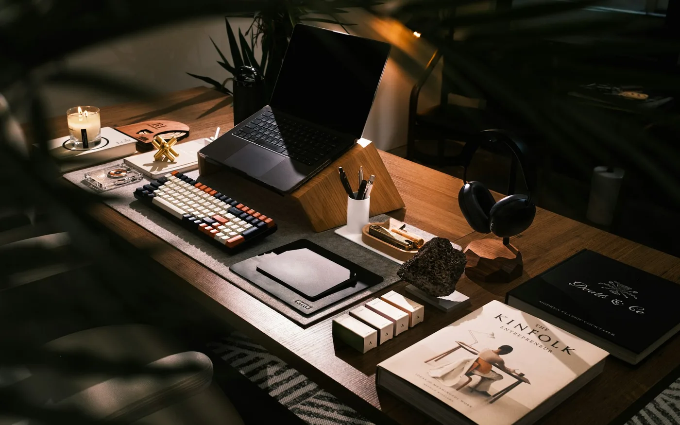 Mesa de trabalho com notebook e livros