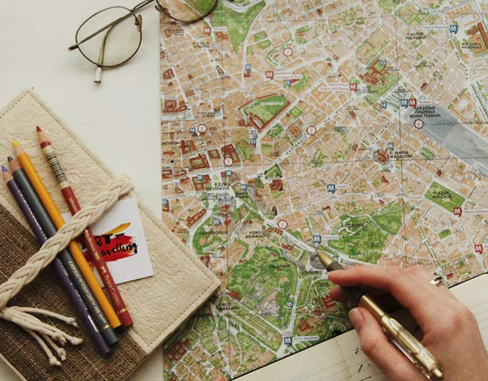 Mapa, caderno e óculos no planejamento de viagem