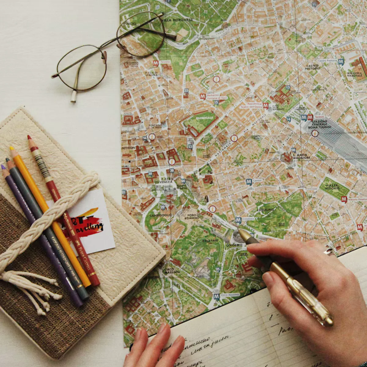 Mapa, caderno e óculos no planejamento de viagem
