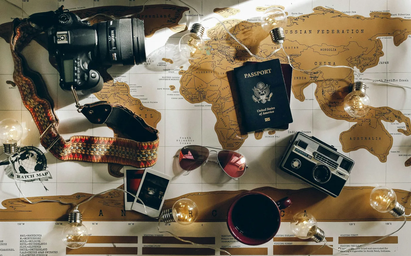 Passaporte, câmera e itens de viagem