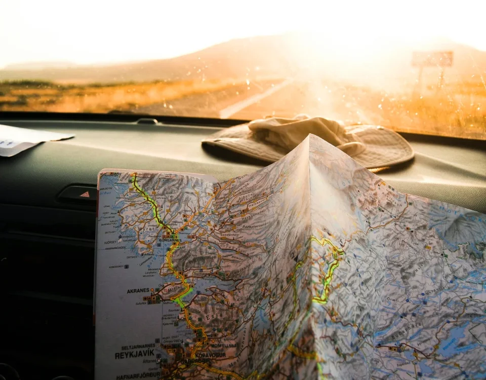 Viajante consultando um mapa durante o trajeto