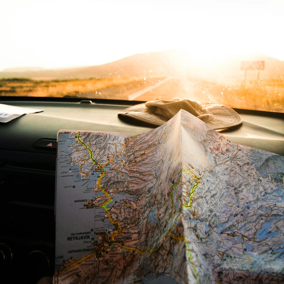 Viajante consultando um mapa durante o trajeto