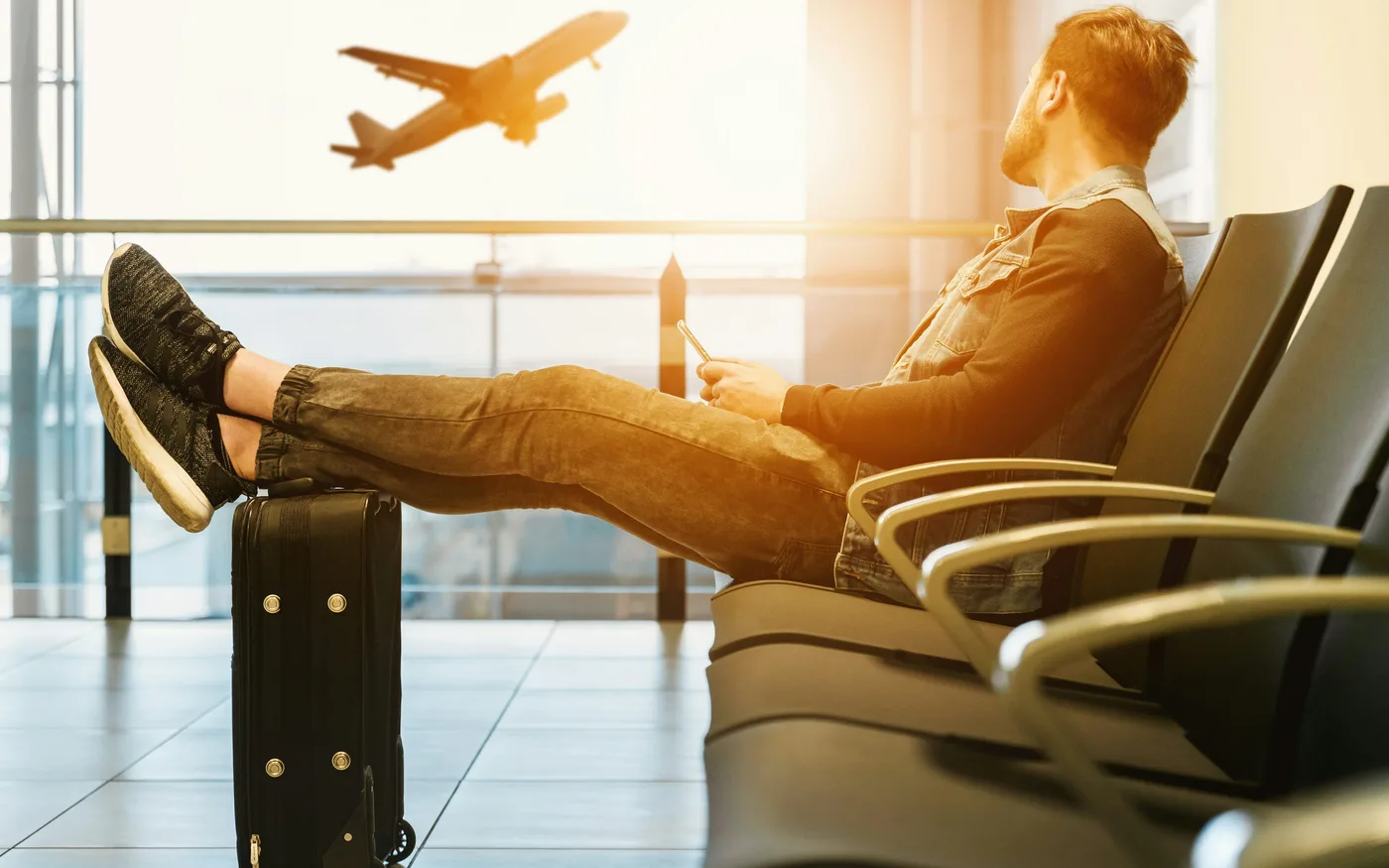 Viajante com bagagem aguardando no aeroporto