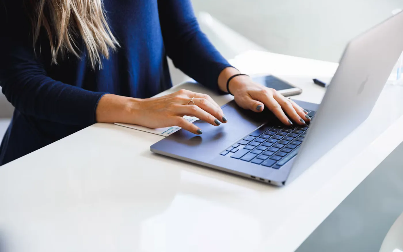 Profissional utilizando um notebook no escritório