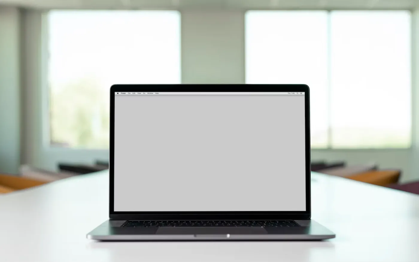 Notebook sobre uma mesa de trabalho organizada
