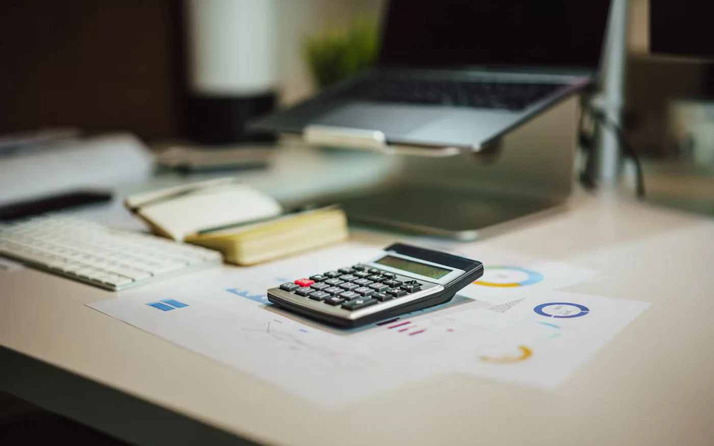 Calculadora e notebook em mesa de trabalho