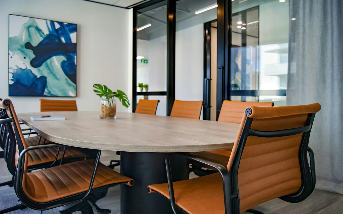 Sala de reuniões com mesa e cadeiras